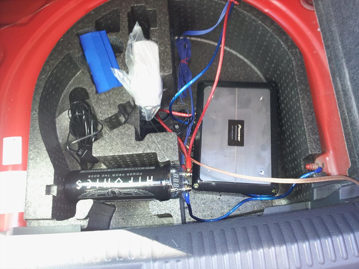 Pioneer Anlæg Polo 6R - Måden jeg har valgt at monter forstærker og kondensator i hjulbrønden billede 1