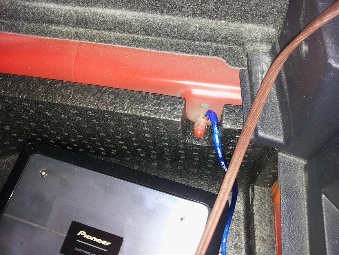 Pioneer Anlæg Polo 6R - Steld til kondensatoren har jeg taget i hjulbrønden hvor der er en møtrik som på billedet  billede 2