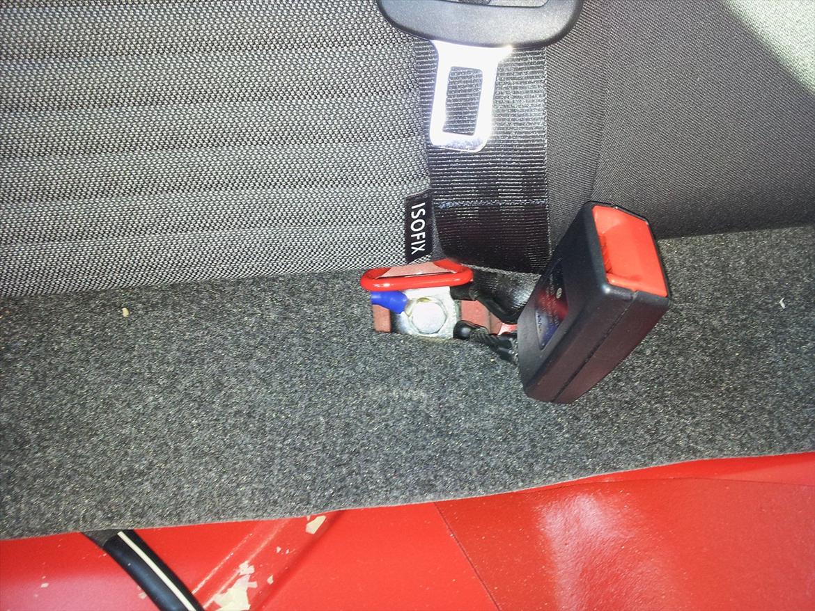 Pioneer Anlæg Polo 6R - Steld til forstærkeren har jeg valgt at monter ved sikkerhedsselen under bagsædet som nemt kan vippes op og afmonteres billede 3