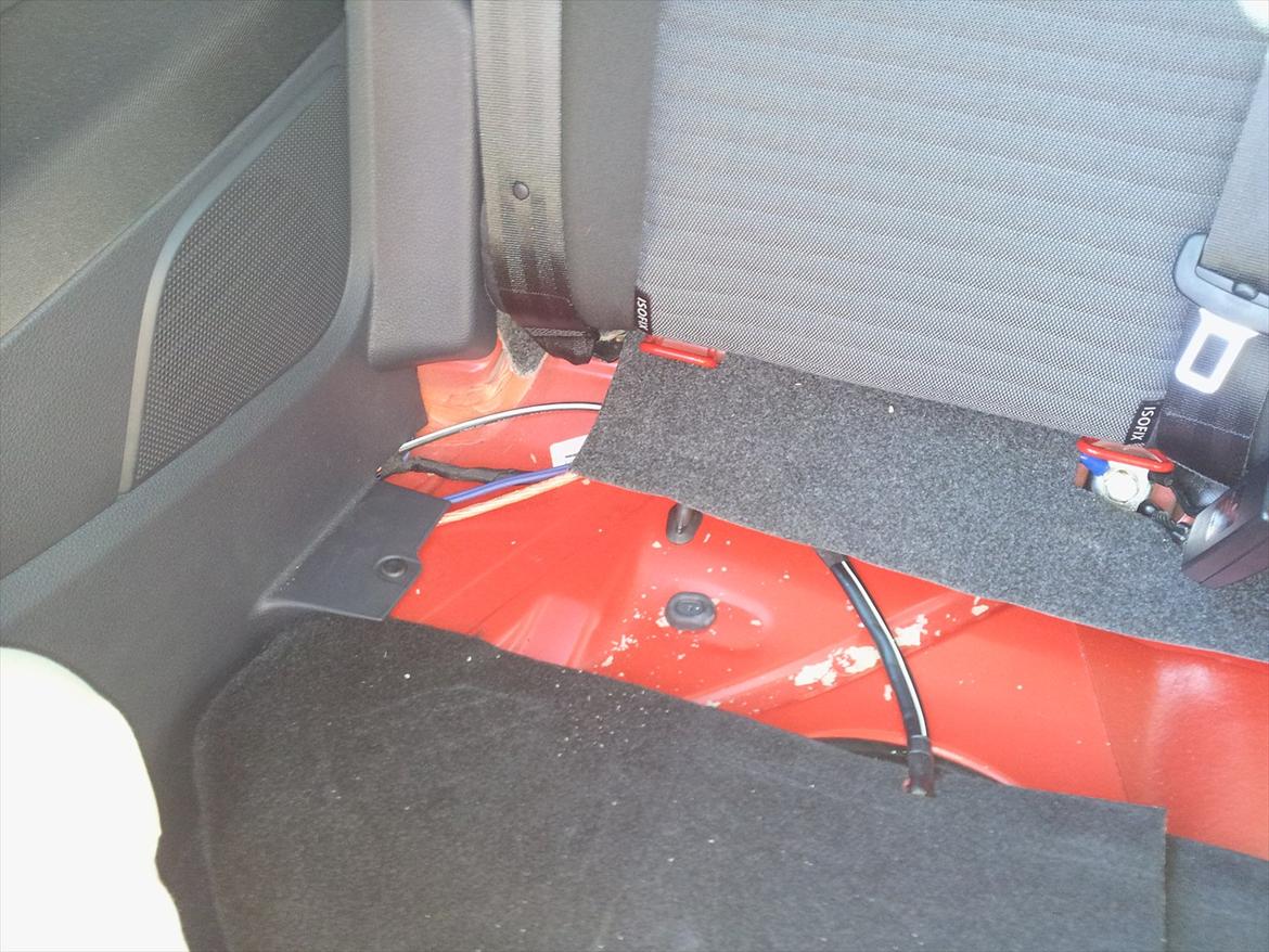 Pioneer Anlæg Polo 6R - + kabel samt phonekabel er trukket bag sidebeklædeningen i passagersiden, ud under bagsædet og den vej om i bagagerummet  billede 4