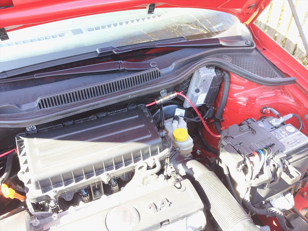 Pioneer Anlæg Polo 6R - Montering at + kabelet i motorrummet billede 5