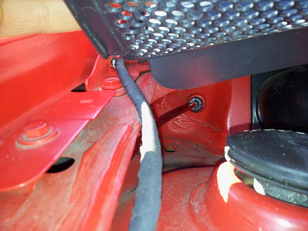 Pioneer Anlæg Polo 6R - gemmemføring af + kabel til kabinen gennem i forvejen klargjort gummi gennemføring under plastkappen der sidder over tornet i passagersiden... det anbefales at afmonter hanskerummet i kabinen da det er en  del nemmere at finde kablet på dan anden side så... hanskerummet er blot monteret men nogle få skruer... billede 6