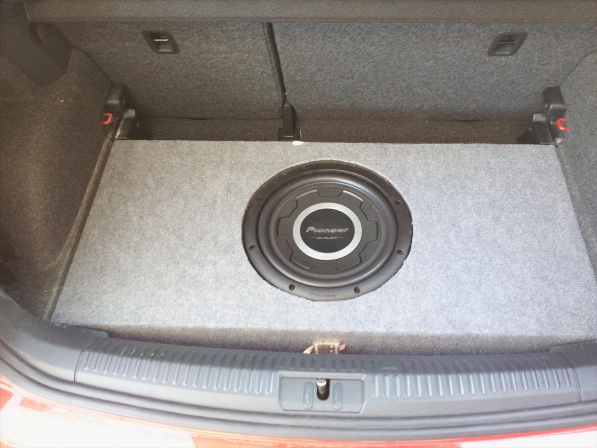 Pioneer Anlæg Polo 6R - 12 cm høj kasse med 12 " pioneer bas som passer under den ekstra bund i bagagerummet i en polo 6R... Den er hurtig og nem at afmonter så man kan bruge hele bagagerummet hvis det skulle blive nødvendig... billede 8