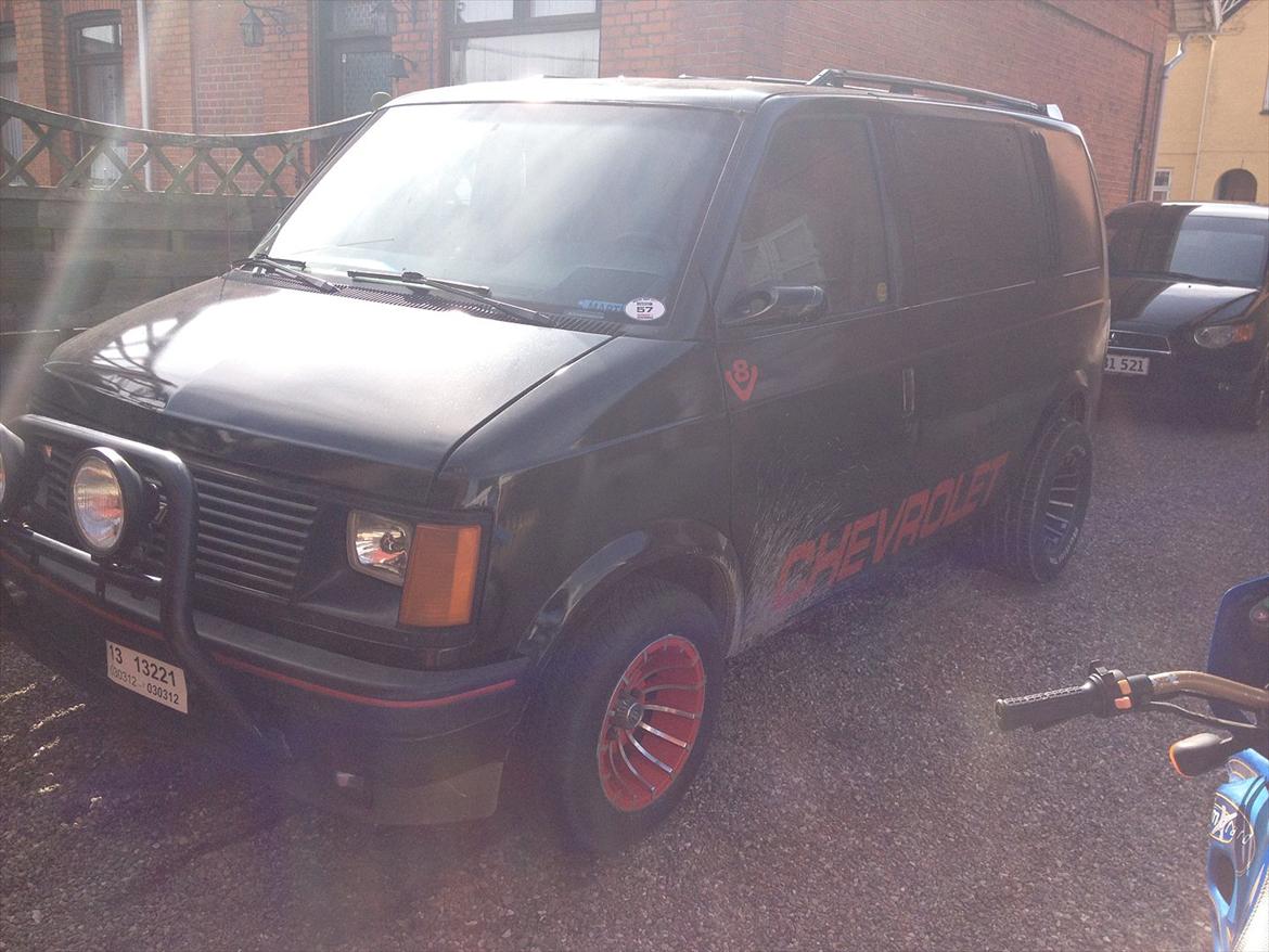 Chevrolet Astro van 5,7 v8 Projekt - Så er de foreste fælge malet røde og monteret, så skal de bagerste lige males billede 69