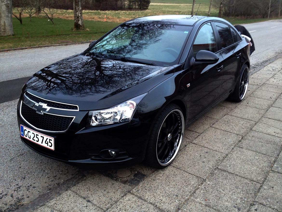 Chevrolet Cruze Projekt - Så kom er lidt "emblem tuning". De fik lige lidt 3M Carbon folie. De pyntede meget at de guld emblener forsvandt!  billede 10