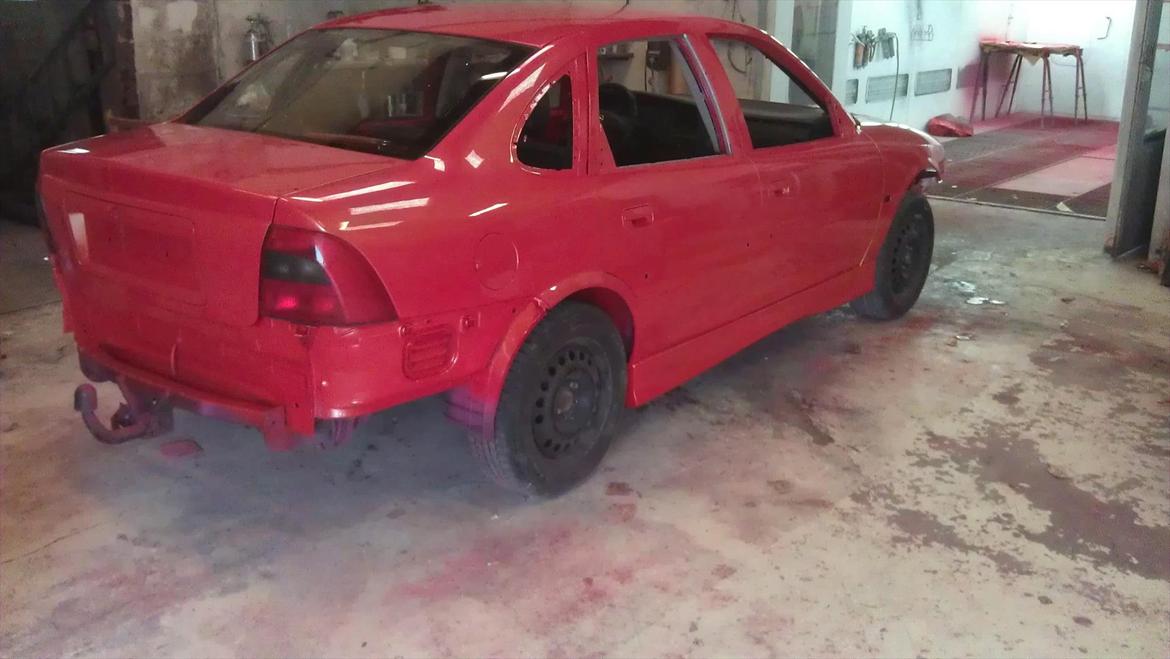 VECTRA B V6 RENOVERING/TUNING/STYLING - prøvemontering af de original baglygter,for at se hvordan de står til farven,tror nok lige at jeg skal have lavet noget ved dem :) billede 52