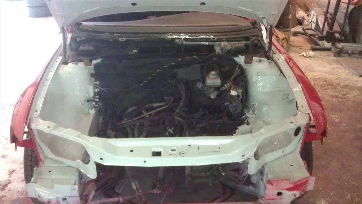 VECTRA B V6 RENOVERING/TUNING/STYLING - motorrummmet lakeret hvid,for at give kontrast til den hidsige effektlak,div motor dele bliver ligeledes lakeret hvide kombineret med en masse guldbelagte stumper billede 53