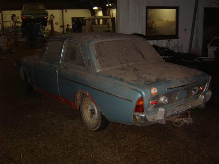 Renovering af Ford Taunus P5 20m ts - Igen et billede fra den dag hvor vi hentede øserne. Min brors P7 kan ses i baggrunden på liften og min svogers Hanomag Henschel Ladvogn. billede 2