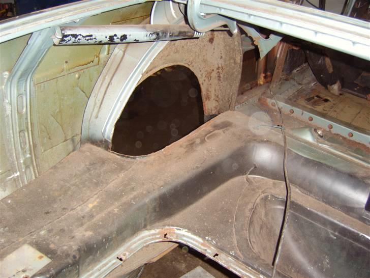 Renovering af Ford Taunus P5 20m ts - Hjulkassen skåret ud da den ikk var så frisk mere, men vi havde så en donor bil som vi kunne tage den fra.. heldigvis da det kan være noget lort og lave selv. billede 5