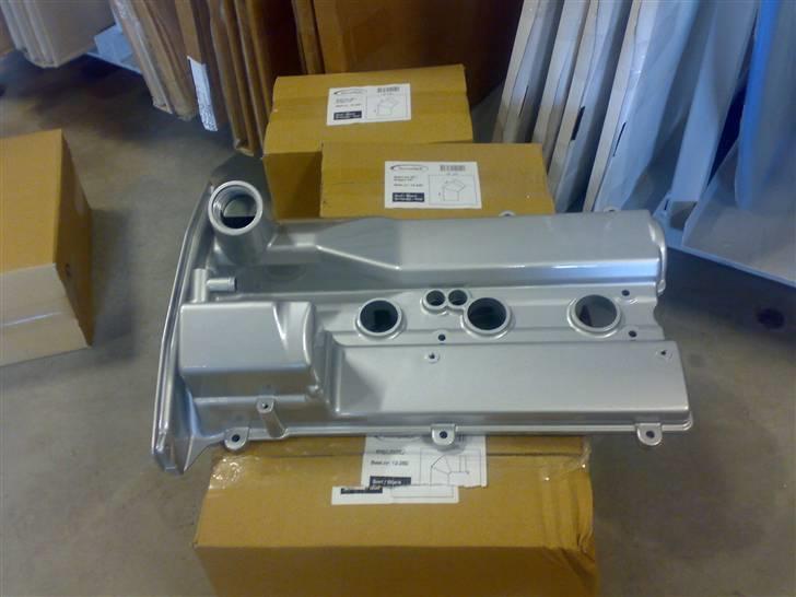 Celica ST165 under genopbygning - Ventildækslet, og tårnstiveren er malet samme sølvgrå. Og det ser fedt ud. billede 60