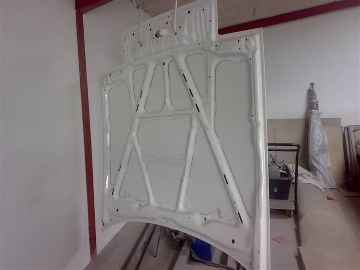 Celica ST165 under genopbygning - Motorhjelm, bagklap, og motorrum er malet færdig, med et lag klarlak. Resten får to lag. billede 63