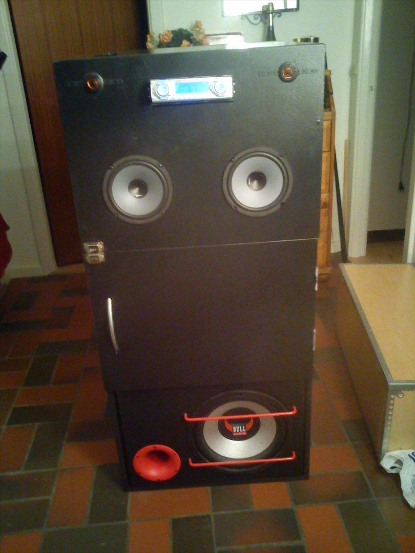 Festivals Kasse Anno 2012 - Så er enhederne monteret :D
Der er brugt : 
2 * Hertz Dieci DSK 165 Komponent sæt
1 * Gammel Xzound Radio
1 * BULL 12" sub 500 watt
1 * BULL Forstærker 1200 watt
1 * Bilbatteri 62 Ah

- Spiller nu Ganske Fornuftigt :D billede 13