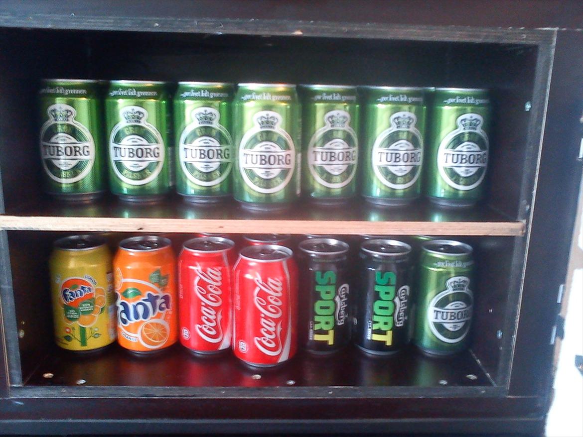 Festivals Kasse Anno 2012 - "køleskab" med plads til 42 Dåser 
og hylde kan tages ud så der kan stå kander :)
 billede 18