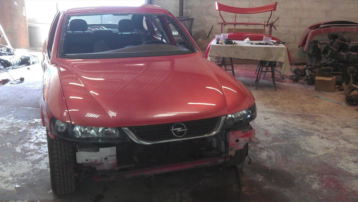 VECTRA B V6 RENOVERING/TUNING/STYLING - og fronten med de forlængede forskærme og hjelm,blev rigtigt godt :) billede 58