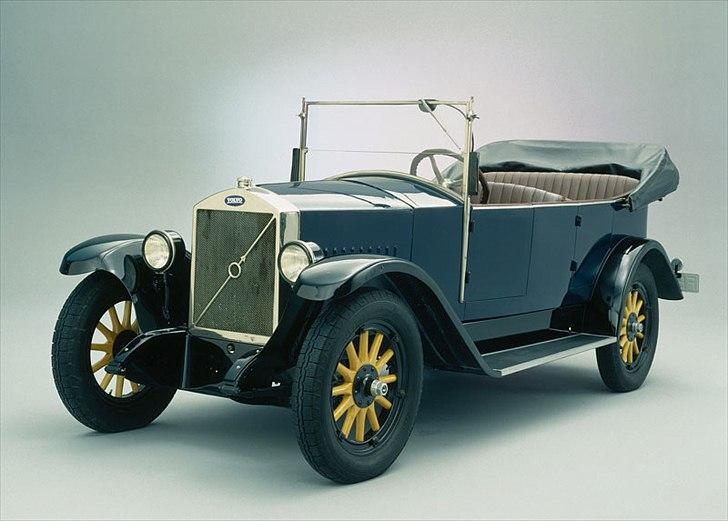 Volvo's 85 års jubilæum.  - VOLVO ÖV4 JACOB I PRODUKTION 1927-1929

Den første serieproducerede Volvo forlader fabrikken i Lundby 14. april 1927. "ÖV4" hed denne gammeldags åbne bil med 4 cylindre. Karrosseriet var bygget på en ramme af ask og bøg, beklædt med plademetal, og blev kun leveret i én farvekombination – mørkeblå med sorte skærme. ÖV4 fik kælenavnet "Jakob". 

Enkelte ÖV4'ere blev leveret som små varevogne eller som rene chassismodeller til små lastvogne, varevogne, pick-upper mv.Den første serieproducerede Volvo forlader fabrikken i Lundby 14. april 1927. "ÖV4" hed denne gammeldags åbne bil med 4 cylindre. Karrosseriet var bygget på en ramme af ask og bøg, beklædt med plademetal, og blev kun leveret i én farvekombination – mørkeblå med sorte skærme. ÖV4 fik kælenavnet "Jakob".  billede 2