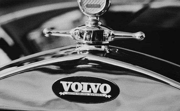 Volvo's 85 års jubilæum.  - VOLVO PV4 I PRODUKTION 1927-1929


Volvos første sedanmodel, PV4, blev lanceret i sommeren 1927, og i det efterfølgende år blev der lanceret en alternativ "Special"-version. Karrosseriet på PV4 var af Weymann-typen, med en isoleret træramme beklædt med kunstlæder i stedet for stål. Sæderne kunne lægges ned og danne en komfortabel seng til to.  billede 3