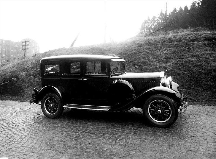 Volvo's 85 års jubilæum.  - VOLVO PV651 I PRODUKTION 1929-1933

Den første sekscylindrede Volvo-motor var klar i 1929. Den første bil, der blev udstyret med DB-motoren, var PV651. Motoren havde en slagvolumen på lidt over 3 liter, og effekten var beskedne 55 hk. Det var en stærk og fleksibel maskine - to egenskaber, der er karakteristiske for den sekscylindrede rækkemotor som teknisk konstruktion. 

PV651 og efterfølgeren PV652 var begge længere og bredere end de foregående Volvoer. Nu var firehjulsbremser blevet standardudstyr, enten mekaniske (PV551) eller hydrauliske (PV652).  billede 4