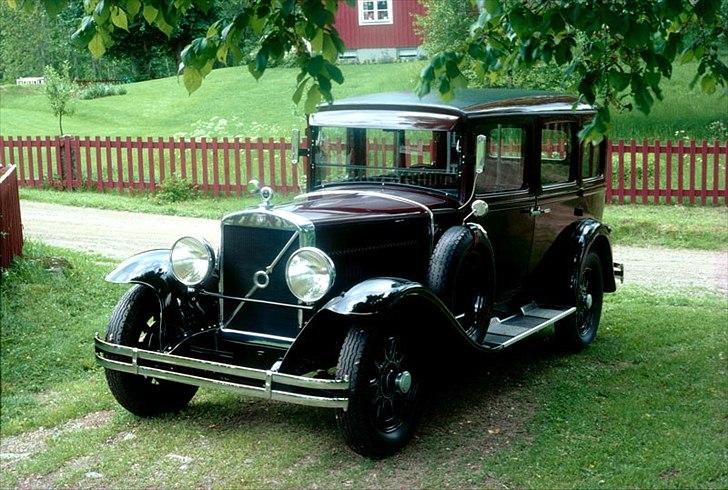Volvo's 85 års jubilæum.  - VOLVO TR671-9 I PRODUKTION 1930-1935

I marts 1930 lancerede Volvo sine første specialbyggede 7-sæders taxaer. Disse modeller, der fik betegnelsen TR671-679, adskilte sig primært fra PV651-PV655 på grund af deres længere akselafstand og udstyr. 

TR671-674 var baseret på PV650-652-modellerne, mens TR675-679 var nært beslægtet med PV653-655-modellerne. 

Med undtagelse af TR676 (som havde et højere karrosseri) lignede disse modeller generelt standardmodellerne bortset fra længden. 

Ud over komplette biler leverede Volvo også chassiser til specialpåbygninger.  billede 5
