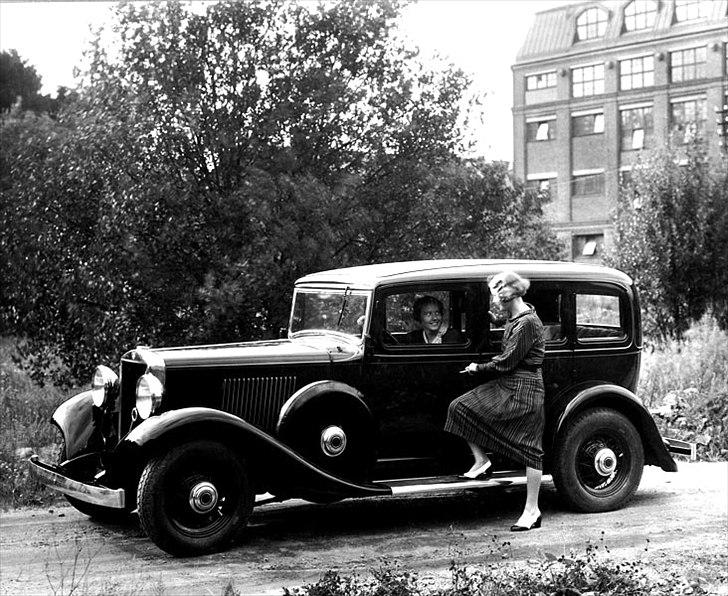 Volvo's 85 års jubilæum.  - VOLVO PV653-9 I PRODUKTION 1933-1937

Den første sekscylindrede Volvo kom allerede i 1929, hvorefter der fulgte videreudviklinger heraf. I 1933 blev PV653 (standard) og PV654 (de luxe) lanceret. Det var komfortable, støjsvage og robuste biler til hverdagsbrug med driftsikre motorer i traditionel konstruktion. 

654 deluxe-versionen havde et gennemført plydsinteriør, 2 reservehjul og baklys, og den kunne leveres i forskellige farver. 

PV655 var chassisversionen, beregnet til specialpåbygninger. 

Med lanceringen af PV658 og PV659 i 1935 ændrede bilen udseende markant. Køleren hældede let bagud, og der var monteret et gitter foran. De helt specielle navkapsler bidrog ligeledes til det nye udtryk. Desuden var der en endnu stærkere version af den sekscylindrede motor. Den havde et slagvolumen på 3,67 liter og ydede 80-84 hk.  billede 6