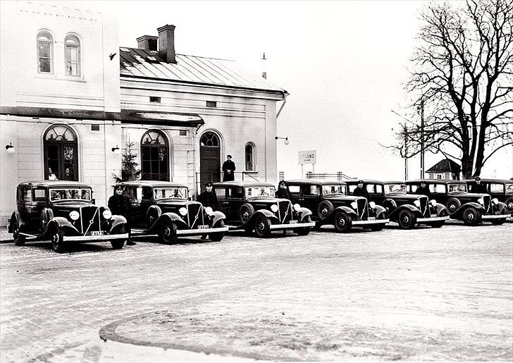 Volvo's 85 års jubilæum.  - VOLVO TR701-4 I PRODUKTION 1935-1937


TR er en svensk forkortelse for "trafikvagn" (taxa). TR701-704 var efterfølgerne til de specialbyggede TR671-679 taxaer. 

De tilsvarende standardmodeller fik betegnelsen PV656-659. TR havde længere akselafstand og 7 sæder. Der var en sekscylindret motor med sideventiler ("EC") under motorhjelmen. Volvo-taxaen var elsket af brugerne og næsten upåvirkelig over for slitage.  billede 7