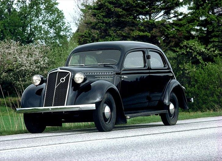 Volvo's 85 års jubilæum.  - VOLVO PV51-7 I PRODUKTION 1936-1945


Volvo-personbilerne i sidste halvdel af 1930'erne var 51-56 typerne. Alle modellerne var den samme basiskarrosseritype. Forskellene bestod i bestemte eksteriørændringer og udstyrsniveauer. Mange biler kørte under krigen drevet af generatorgas med en effekt på sølle 50 hk. 

I 1936-7 blev PV51 (standard) og PV52 (de luxe) lanceret. PV53-56 modellernes vedkommende var udseendet ændret med en ny motorhjelmslinje og et V-formet kølergitter. 55 og 56 var de luxe-versionerne, mens 53/54 var standardmodellerne. 55/56 havde forsæder, der kunne foldes ned. Den spidse næsesektion fulgte med over på efterfølgeren, PV60. 

PV51ch og PV57 blev solgt som tomt chassis med karrosseri efter kundens bestilling.  billede 9