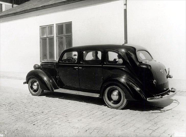Volvo's 85 års jubilæum.  - VOLVO PV801-10 I PRODUKTION 1938-1947


De nye taxaer – PV801 (med skillerude mellem for- og bagsædet) og PV802 (uden skillerude) – blev lanceret i 1938. Modellen kunne desuden leveres som chassis i form af PV800 og PV810, hvor sidstnævnte havde længere akselafstand. 

Konstruktionen af PV800-serien var væsentlig forbedret med den vovede V-formede næse og den typiske amerikanerstyling med afrundede kanter. Begge versioner havde plads til 8 personer, takket være ekstra foldesæder. Version 821-824 blev moderniseret med en mere højtydende ED-motor, der havde en effekt på 90 hk.  billede 10