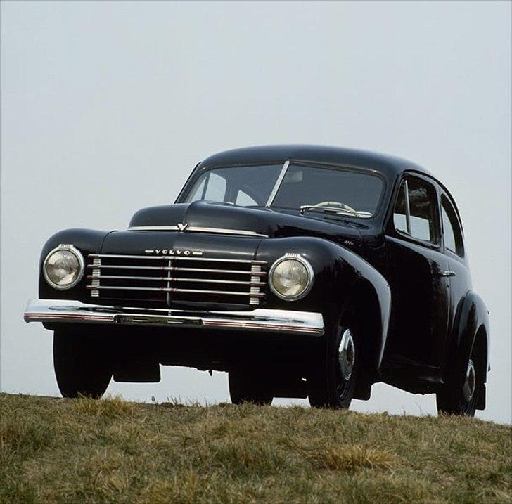 Volvo's 85 års jubilæum.  - VOLVO PV444 I PRODUKTION 1946-1958


Som et sendebud med håb om fred og bedre tider præsenterede Volvo i september 1944 sin PV444 ved den store Volvo-messe i Stockholm. Prisen var yderst gunstig – 4.800 svensker kroner – det samme, som ÖV4, Volvos allerførste bil, kostede i 1927. 

Designet af 444 var påvirket af de amerikanske biler. Dette var den første Volvo med enhedskarrosseri uden en særskilt ramme. Desuden havde den en lamineret forrude, som var en betydningsfuld sikkerhedsnyhed. Interessen var enorm, og det oprindeligt planlagte produktionsantal på 8000 stk. nåede op på næsten 200.000, før PV444 blev afløst af PV544. 444 var den første lille Volvo, og den, der for alvor satte personbilsproduktionen hos Volvo i gang.  billede 12