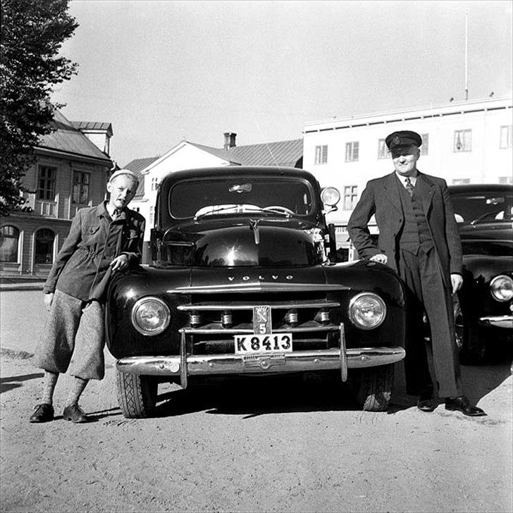 Volvo's 85 års jubilæum.  - VOLVO PV831-4 I PRODUKTION 1950-1958


I 1950 lancerede Volvo en moderniseret version af taxaerne i 800-serien. Den store nyhed var designet af forenden, der nu havde en lavere profil og forlygterne flyttet bagud i forskærmene. 

En ny version af PV830 så dagens lys i 1953. Den var beregnet som en eksklusiv bil til store firmaer som transportkøretøj til vigtige gæster. Det, der primært fik denne version til at skille sig ud udvendigt, var eksteriørfarven, der enten var brunrød metal eller mørkeblå. 

Interiøret var holdt i eksklusivt stofbetræk. Ved bagsædet var der et opklappeligt armlæn i midten, og der var tekstiltæpper på gulvet. Standardudstyret omfattede en radio. 

Som taxaer blev disse modeller anset for at være stort set uopslidelige, og et par af disse blev faktisk stadig brugt frem til 1980'erne. 

Ud over taxaversionen blev 800-serien leveret som tomt chassis, beregnet til påbygning til ambulancer, stationcars eller små varevogne.  billede 13