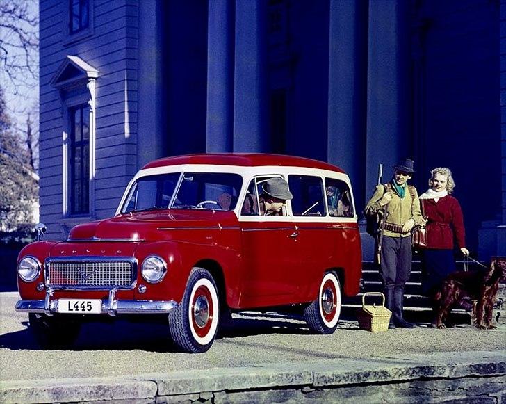 Volvo's 85 års jubilæum.  - VOLVO PV445/PV445 DUETT I PRODUKTION 1949-1960


PV445 var chassisversionen af PV444, der på grund af enhedskonstruktionen ikke kunne leveres som tomt chassis. Den mekaniske konstruktion og frontdesignet var dog identisk med PV444 bortset fra en ekstra stang i kølergitteret. 

Fra 1949 til 1953 var PV445 platformen for små lastvogne, varevogne, stationcars og enkelte flotte coupé/cabrioletmodeller. Ingen af disse blev bygget af Volvo, men af selvstændige karrosserimagere. 

I 1953 kom den berømte Duett (variant DH), baseret på PV445. Den blev legendarisk og er forløberen for de eksklusive, komfortable, sikre og højtydende Volvo-stationcars, vi kender i dag.  billede 14
