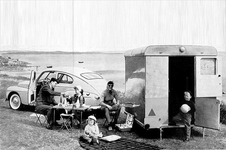 Volvo's 85 års jubilæum.  - VOLVO CARAVAN/TRAILER I PRODUKTION 1957


I 1957 stod der “kør med dit eget hotel på hjul” på reklamebrochuren for Volvos campingvogn/anhænger. I 50'erne var bilferie noget helt nyt, som var blevet populært på grund af et stadigt mere udbredt nyt fænomen – den årlige ferie. Hvis sæderne i kabinen i tilgift kunne laves om til en seng for to, solgte bilen stort set sig selv. Volvo Cars har en lang tradition for biler, der kombinerer komfort med fleksibilitet. I dag kan vi f.eks. tilbyde et campingbord som tilbehør til V70, XC70 og XC90. Men det var allerede i 1957, at vi demonstrerede vores fokus på familielivet. 

Og som ekstraordinær fleksibilitet var det også muligt at lave campingvognen om en til almindelig anhænger. I 1957 var prisen 2700 svenske kroner. Desværre ser det ikke ud til, at der er nogen af campingvognene, der har overlevet!  billede 15