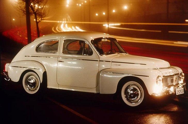 Volvo's 85 års jubilæum.  - VOLVO PV544 I PRODUKTION 1958-1965


I august 1958 blev Volvo PV544, en mere moderne version af PV444, lanceret. Ændringerne var de mest omfattende siden lanceringen af PV444 i 1944. Karrosseriet havde fået en større, konveks forrude kombineret med en større bagrude for at forbedre udsynet. I kabinen var der et nyt instrumentbræt, som øverst var polstret for at forbedre kabinesikkerheden. Speedometeren var af "termometertypen" med en rød streg, som viste farten. Bagsædet var ændret for at forbedre komforten og give plads til en person mere sammenlignet med forgængeren, PV444. 

Rent teknisk var denne model også blevet ajourført. Volvo PV444 kunne (bortset fra i Nordamerika) kun leveres med én og samme motor. Med lanceringen af PV544 kom der endnu en motorversion til. Desuden kunne der nu for første gang også leveres en 4-gears manuel gearkasse. 

Under motorhjelmen skete der konstant fornyelser på PV544. Den største ændring kom i 1961, da den berømte "B18"-motor blev lagt i motorrummet samtidig med, at det elektriske system nu blev strømforsynet med 12 V.  billede 17