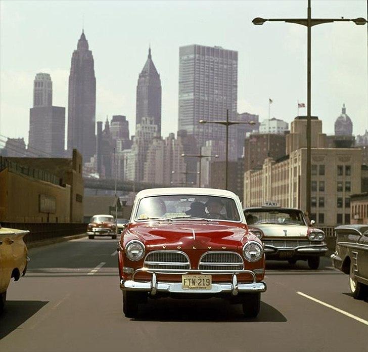 Volvo's 85 års jubilæum.  - VOLVO P1200/P120 AMAZON IN PRODUCTION 1956-1967


I 1956 præsenterede Volvo en prototype på en ny personbil. Bilen blev kendt både som Amazon og 121 og 122S. Betegnelsen 122S blev brugt til en modelversion med en større motor. 

Produktionen gik i gang i 1957, og denne bil blev i begyndelsen betragtet som en større model end PV444. At 121/122S var en 4-dørs model havde selvfølgelig også en betydning. 

Stilen var moderne, og modellen var den første fra Volvo med et såkaldt ponton-karrosseri. Kunderne syntes rigtig godt om bilen. Fronten var karakteriseret ved to ovale luftindtag. Bagskærmene var gjort større og havde antydningen af en finne i enden, en meget populær designdetalje på den tid. 

Sikkerhedsniveauet i Amazon 121/122 S var meget højt med detaljer som et instrumentbord, der var polstret øverst, lamineret forrude og beslag til sikkerhedsseler både for og bag. 

I efteråret 1961 gennemgik P120-modellerne en række relativt store forandringer. Den tidligere 1,6-liters motor blev erstattet af B18 med en effekt på 75 eller 90 hk, et 12 V elektrisk system og et nyt kølergitter. Desuden fik 90 hk modellen skivebremser på forhjulene. 

4-dørs udgaven af P120 blev produceret frem til efteråret 1966, hvor den blev afløst af en helt ny bil, nemlig Volvo 144.  billede 18