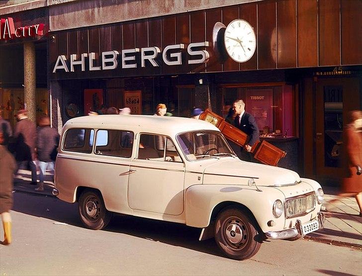 Volvo's 85 års jubilæum.  - VOLVO P210 DUETT I PRODUKTION 1960-1969


P210 var videreudviklingen af PV445. Modelbetegnelsen blev ændret i efteråret 1960, da bilen fik den samme buede forrude og det nye instrumentbræt som til PV544 siden august 1958. 

Produktionen af chassiset til specialversioner blev indstillet på dette tidspunkt. Som årene var gået, var interessen for at bygge specialversioner dalet, og prisen var samtidig blevet skyhøj. P210 kunne dog stadig leveres som varevogn eller en mere fleksibel stationcar. 

I vinteren 1962 gennemgik P210 en stor ændring: nu blev den også udstyret med B18-motoren med 75 hk. Skiftet til 12 V elektrisk system var en anden stor ændring. 

P210 Duett blev primært solgt i de nordiske lande. Den sidste bil i serien blev bygget i februar 1969.  billede 19