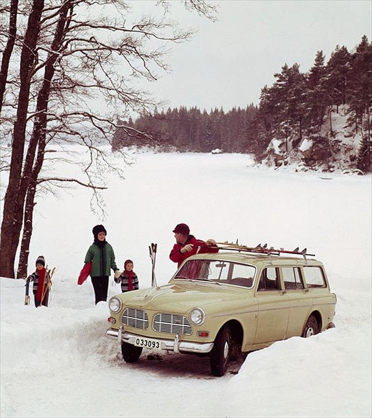 Volvo's 85 års jubilæum.  - VOLVO P220 AMAZON ESTATE I PRODUKTION 1962-1969


Denne model kan beskrives som en herregårdsvogn baseret på 121/122S (Amazon). Den fik sin debut på Stockholm Motor Show i februar 1962. Denne udbygning af modeludvalget gav Volvo et mere omfattende program inden for den samme bilfamilie end nogensinde før. 

P220 havde 4 døre, og bagklappen var i to dele, hvor den ene vippede ned, og den anden vippede op. Designet var inspireret af de amerikanske stationcars. 

Produktionen af P220 skete sideløbende med P210, og P220 fik større betydning uden for det skandinaviske marked. Denne bil var endnu et stort skridt på vejen mod en mere familieorienteret stationcar. P220 spillede en stor rolle for Volvo i selskabets udvikling som førende producent af stationcars.  billede 22