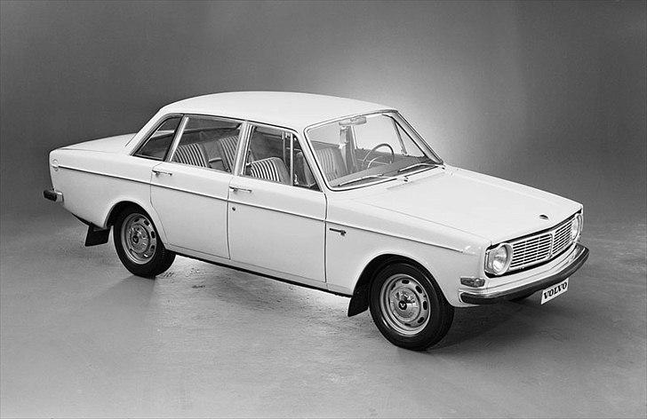 Volvo's 85 års jubilæum.  - VOLVO 144 I PRODUKTION 1966-1974


I august 1966 præsenterede Volvo en ny 4-dørs bil, der havde fået navnet 144. Den blev starten på en helt ny bilserie, som indtil 1974 stod for Volvos volumenmodeller. 

Designet af 144 var tidløst, hvilket bekræftes af den kendsgerning, at bilen, i videreudviklet form, stadig blev solgt i begyndelsen af 1990'erne. Karakteristiske detaljer var de store rudearealer og 3 sideruder. 

144 var en særdeles rummelig bil med et stort bagagerum. Volvo 144 havde desuden mange sikkerhedsdetaljer. Foruden karrosseriet med dets kollisionskraftabsorberende zoner for og bag var der et unikt bremsesystem, hvor hver bremsekreds bremsede tre af hjulene. Der var skivebremser på alle fire hjul. Der var ingen fremspringende dele i kabinen, og der var sikkerhedsseler til fører og forsædepassager.  billede 23