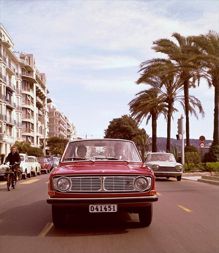 Volvo's 85 års jubilæum.  - VOLVO 142 I PRODUKTION 1967-1974


2-dørs versionen i 140-serien, Volvo 142, blev lanceret i forsommeren 1967 – med andre ord mindre end et år efter 144. 

Denne model havde det samme tekniske design som 4-dørs modellen bortset fra antallet af døre. Dørene var naturligvis bredere, og de forreste ryglæn kunne vippes frem, så det var lettere at komme ind på bagsædet. 

En væsentlig forskel, hvad angik silhuetten af 142 sammenlignet med 144, var, at 2-dørs versionen kun havde 2 sideruder, mens 144 havde 3. 

Prisen for Volvo 142 var en smule lavere end den tilsvarende 4-dørs model, og bilen vejede ca. 40 kg mindre.  billede 24