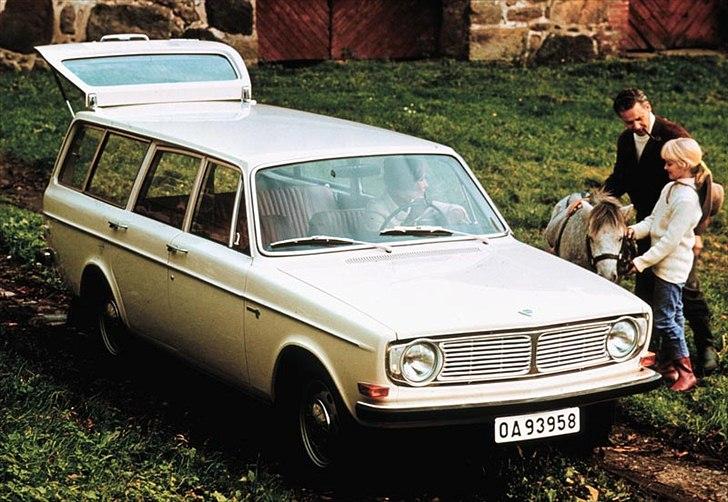 Volvo's 85 års jubilæum.  - VOLVO 145 I PRODUKTION 1967-1974


Sidst i november 1967 præsenterede Volvo den tredje variant i det, der nu udviklede sig til en komplet bilfamilie kendt som 140-serien, nemlig Volvo 145. 

Volvo 145 var en 5-dørs herregårdsvogn, hvor den bagest havde en næsten lodret bagklap. Alle var enige om, at det var en sikker, komfortabel og ekstremt praktisk og rummelig bil. Lasteevnen var mere end 2 cm3, og gulvet i bagagerummet var helt plant. 

Dette design af bagenden er siden blevet et kendetegn for alle Volvos herregårdsvogne. 

Volvo 145 blev hurtigt en ekstremt populær herregårdsvogn, som spillede en stadigt større rolle i 140-serien. 

De årlige forandringer var hovedsagelig de samme, som blev lanceret parallelt til 2- og 4-dørs versionerne. Der skete en synlig forandring i 1970, hvor den bageste siderude forsvandt til fordel for en længere rude ud-i-et bag bagdørene.  billede 25