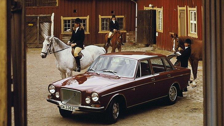 Volvo's 85 års jubilæum.  - VOLVO 164 I PRODUKTION 1968-1975


I efteråret 1968 præsenterede Volvo sin 164, som var en videreudvikling af Volvo 144, men mere prestigebetonet. 

Den vigtigste forskel rent teknisk var den 3,0-liters, sekscylindrede rækkemotor under motorhjelmen på Volvo 164. Motoren var udviklet på basis af den firecylindrede, 2,0-liters motor, der blev lanceret til 140-serien samtidig (i 1968). Fra starten havde 164 to karburatorer, og den kunne senere også leveres med brændstofindsprøjtning. 

Det var første gang i ti år, at Volvo kunne tilbyde en sekscylindret bil. Sidste gang var, da taxaerne i 830-serien blev bygget. 

Men til private kunder havde Volvo ikke haft en sekscylindret bil i næsten tyve år, siden 1950, da produktionen af PV60 blev indstillet. 

Hvad angik eksteriøret, havde fronten på 164 sin egen stil. Motorhjelmen var længere, så der var plads til den større motor. Frontens form signalerede desuden større prestige i kraft af det større kølergitter. 

Indvendig var sæderne helt anderledes. Materialerne var mere luksusprægede, og læderindtræk kunne tilvælges. 

Volvo 164 blev produceret mellem 1968 og 1975. De fleste af de producerede biler det sidste år blev eksporteret til USA.  billede 26