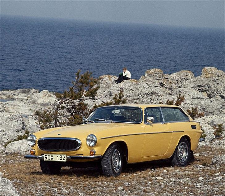 Volvo's 85 års jubilæum.  - VOLVO 1800ES I PRODUKTION 1971-1973


I efteråret 1971 præsenterede Volvo en ny version af den berømte 1800-model. Den nye version hed 1800ES. 

1800ES var nydesignet bagtil sammenlignet med de tidligere versioner af 1800. Taglinjen var forlænget, og bilen havde en profil, der mere mindede om en stationcar. 1800ES havde mere bagageplads til f.eks. golf- eller jagtudstyr. 

Under motorhjelmen var teknologien til 1800ES den samme som til de øvrige 1800-modeller. 

Den nye version blev produceret i to modelår, nemlig 1972 og 1973. I 1972 blev versioner produceret samtidig, men det var kun 1800ES, der blev produceret i 1973. 

Da de sidste biler blev bygget i 1973, og produktionen blev indstillet, skyldtes det de stadigt skrappere sikkerhedskrav især i USA, og det ville simpelthen blive for dyrt at overholde disse.  billede 27