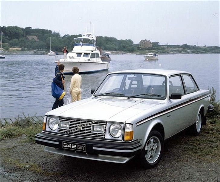 Volvo's 85 års jubilæum.  - VOLVO 242 I PRODUKTION 1974-1984


I august 1974 præsenterede Volvo en ny generation af biler kaldet hhv. 240- og 260-serien. 

Disse nye modeller var udviklet på basis af 140-serien, som de lignede meget. Forandringerne inkluderede en ny front, store kofangere og et videreudviklet chassis med forhjulsophæng af McPherson-typen. Samtidig begyndte Volvo at anvende en ny firecylindret motorserie med en overliggende knastaksel. Den tidligere firecylindrede motor kunne fortsat leveres til basisversioner i nogen tid. 

Der var stadig stor efterspørgsel efter 2-dørs biler på det skandinaviske marked, og det var derfor helt naturligt at inkludere en 2-dørs i programmet. Men eftersom tendensen gik mod 4-dørs biler, blev 242 taget ud af produktion længe før 244 og 245. 

I årenes løb blev Volvo 242 produceret med mange forskellige motorer og gearkasser. 

De mest bemærkelsesværdige versioner var 242GT, der blev lanceret sidst i 1970'erne, og 1980'ernes 240 Turbo, der blev solgt i Nordamerika. Begge biler havde en bemærkelsesværdig ydelse og levede til fulde op til den klassiske beskrivelse "ulv i fåreklæder. billede 28