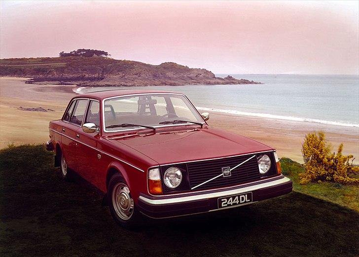 Volvo's 85 års jubilæum.  - VOLVO 244 I PRODUKTION 1974-1993


I august 1974 præsenterede Volvo en ny generation af biler kaldet hhv. 240- og 260-serien. 

Disse nye modeller var udviklet på basis af 140-serien, som de lignede meget. Forandringerne inkluderede en ny front, store kofangere og et videreudviklet chassis med forhjulsophæng af McPherson-typen. 

I forbindelse med lanceringen af 240-familien begyndte Volvo at anvende en ny firecylindret motorserie med overliggende knastaksel. Den tidligere firecylindrede motor kunne fortsat leveres til basisversioner i nogen tid. 

I en kort periode kunne Volvo 244 også vælges med en V6-motor. Et populært alternativ på visse markeder dukkede op i 1979. Det var markedets første sekscylindrede dieselmotor til en personbil (der kunne leveres en femcylindret dieselmotor i nogle lande). 

Den nye 240/260-familie var udviklet med strenge krav til sikkerheden. Faktisk var kravene så strenge, at de amerikanske myndigheder brugte denne bil til at sætte normen for udviklingen på bilsikkerhedsområdet. 

Volvos 240 model opnåede at blive en klassiker i sin egen levetid, eftersom den var i produktion næsten 20 år. Ved to lejligheder fik bilen et større facelift, nemlig modelår 1981 og 1986. I alt blev der bygget over 2,8 millioner biler i 240/260-serien.  billede 29