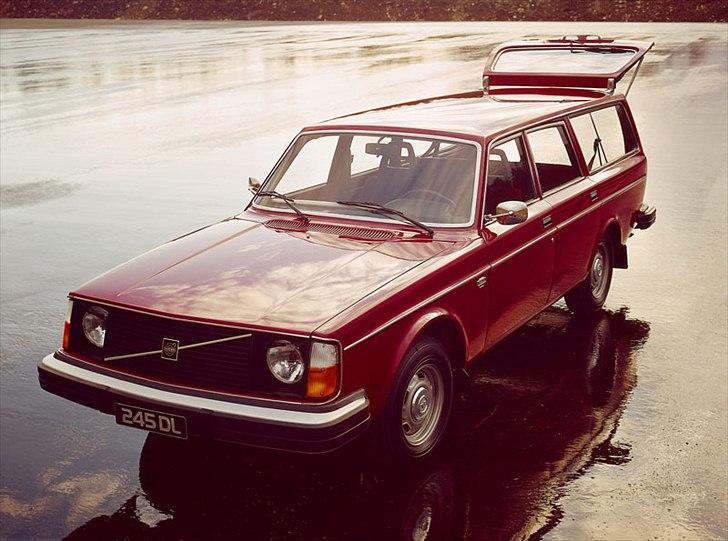 Volvo's 85 års jubilæum.  - VOLVO 245 I PRODUKTION 1974-1993


I august 1974 præsenterede Volvo en ny generation af biler kaldet hhv. 240- og 260-serien. 
Disse nye modeller var udviklet på basis af 140-serien, som de lignede meget. Forandringerne inkluderede en ny front, store kofangere og et videreudviklet chassis med forhjulsophæng af McPherson-typen. 
I forbindelse med lanceringen af 240-familien lancerede Volvo også en ny firecylindret motorserie med overliggende knastaksel. Den tidligere firecylindrede motor blev fortsat anvendt til basisversioner i 240-serien i en overgangsperiode. 
I lighed med Volvo 244 kunne 245 i en kort periode også vælges med en V6-motor. Markedets første sekscylindrede diesel på en personbil dukkede op i efteråret 1978, nemlig i Volvo 240. Det var et succesrigt alternativ i nogle lande, hvor dieselbrændstof spiller en vigtig rolle. 
Den nye Volvo-bilfamilie var udviklet med strenge krav til sikkerheden. Faktisk var kravene så strenge, at de amerikanske myndigheder brugte denne bil til at sætte normen for udviklingen på bilsikkerhedsområdet. 
Men Volvo 245 satte også normen, når det kom til ydelsen. Da turboversionen af 245 blev præsenteret i 1981, var den en af verdens hurtigste stationcars. 
Ved to lejligheder fik bilen et facelift, nemlig modelår 1981 og 1986. Hen mod slutningen fik 245 en slags renæssance, idet en version med navnet Polar gik hen og blev en kultbil i Italien.  billede 30