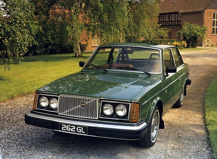 Volvo's 85 års jubilæum.  - VOLVO 262 I PRODUKTION 1975-1977


Volvo 262 var et sjældent medlem af Volvo 260-familien. Den var baseret på det samme 2-dørs karrosseri som 242, men den havde naturligvis 260-seriens komponenter og front. 

Et begrænset antal af denne model blev produceret specielt til det nordamerikanske marked i en toårs periode. 

I modsætning til den Bertone-byggede 262C (Coupé) havde 262 den samme taglinje som 242-modellen.  billede 31