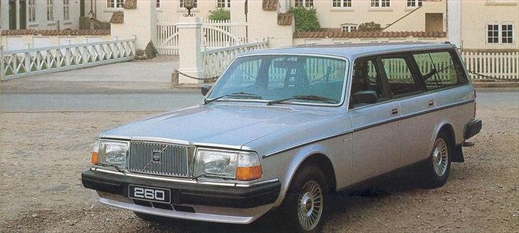 Volvo's 85 års jubilæum.  - VOLVO 260


Med den nye strategi for emblemet bag på bilen på modelår 1983 fik vi 260 i stedet for 265. Selv om 264 blev udfaset i 1982, hvor den blev afløst af Volvo 760 GLE, blev den 5-dørs herregårdsvogn fortsat produceret nogle år endnu. 

Der skete ingen væsentlige ændringer af modellen. 

Du kan få mere at vide ved at se 265.  billede 36