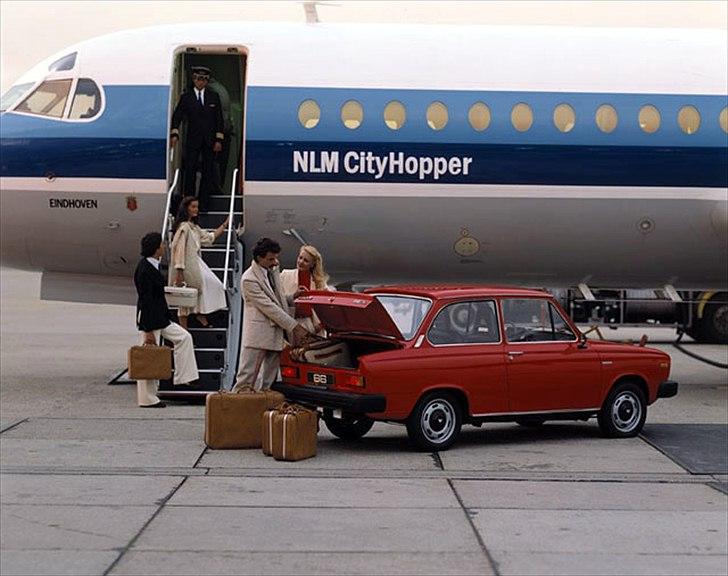 Volvo's 85 års jubilæum.  - VOLVO 66 I PRODUKTION 1975-1980


I 1972 erhvervede Volvo en tredjedel af DAF Car BV i Holland og etablerede sig dermed i segment for mindre biler, hvor selskabet ikke tidligere havde været repræsenteret. Midt i 1970'erne erhvervede Volvo yderligere aktiebeholdninger i DAF Car BV, og virksomheden blev reorganiseret, så Volvo Car BV blev etableret. 

Den første bil fra Volvo Car BV, som fik Volvo-navnet, var Volvo 66. Det var en videreudvikling af den tidligere DAF 66-model. 

Volvo 66 kunne leveres i to versioner: en 2-dørs sedan og en 3-dørs stationcar. Disse biler havde baghjulstræk og automatgear med CVT (Continuously Variable Transmission).  billede 37