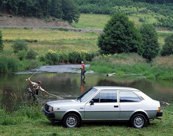 Volvo's 85 års jubilæum.  - VOLVO 343 I PRODUKTION 1976-1990


Da Volvo 343 blev præsenteret i vinteren 1976, var det den første helt nye bil fra den hollandske virksomhed Volvo Car BV. Volvo 343 ramte ind i et meget vigtigt segment på de europæiske markeder, nemlig klassen for kompaktbiler. 

Volvo 343 var en 3-dørs hatchback, og den store bagklap var afrundet af en lille spoiler. Bilen var relativt rummelig og havde et godt, fleksibelt bagagerum. 

I starten kunne bilen kun leveres med en 1,4-liters motor og trinløst CVT-automatgear (Continuously Variable Transmission). Den var baghjulstrukket og havde gearkassen bagi ved siden af differentialet for at garantere en god vægtfordeling. Baghjulsophænget var et De Dion-system. 

I sin levetid gennemgik Volvo 343 en række forandringer med hensyn til design, motor og gearkasse. Den største forandring af designet skete i efteråret 1981, bl.a. med en ny front og nyt interiør.  billede 38