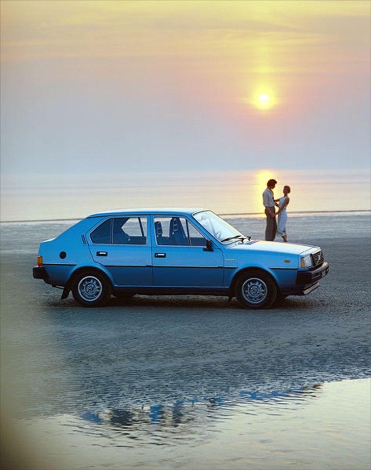 Volvo's 85 års jubilæum.  - VOLVO 345 I PRODUKTION 1979-1991


340-serien blev hurtigt meget populær i en række europæiske lande. For at tiltrække flere kunder og imødekomme markedets krav om mindst 4 døre blev der lanceret en 5-dørs version i efteråret 1979, som en del af 1980-modelåret. 

5-dørs versionen i 300-serien blev snart en meget populær bil. Det blev den sidst producerede version i 300-serien, og den blev produceret indtil 1991, hvor 3- og 4-dørs versionerne ikke længere var i produktion.  billede 39