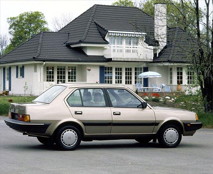 Volvo's 85 års jubilæum.  - VOLVO 360 SEDAN I PRODUKTION 1983-1989


I modelår 1983 kom der en ny modelrække til Volvo-programmet, nemlig 360-serien. Volvo 360 havde sit udspring i 340-modellerne og var udstyret med en firecylindret, 2-liters motor. Den nye bil var bedre udstyret, og betegnelsen "360" blev introduceret for at give den nye model en stærkere profil i Volvo-programmet. 

Et år efter lanceringen af 360-serien blev modelrækken udvidet med en 4-dørs sedan med et konventionelt bagagerum. I denne version havde karrosseriet et længere bagudhæng, hvorved den samlede længde blev større. 

Som en mere brændstofbesparende version af 360-sedan blev 340-serien også produceret i en 4-dørs sedan (der blev produceret 79.964 biler i denne 340-udgave).  billede 41