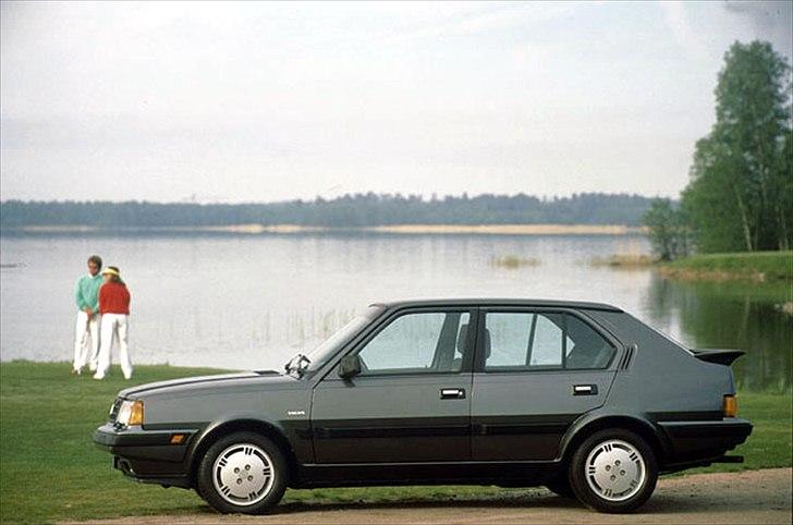 Volvo's 85 års jubilæum.  - VOLVO 360 5-D I PRODUKTION 1983-1989


Efteråret 1982 bragte en ny model ind i Volvo-programmet, nemlig 360. Volvo 360 var baseret på 340-serien, men havde en firecylindret, 2-liters motor. Betegnelsen "360" blev valgt for at give disse bedre udstyrede biler med en større motor deres egen profil. 

Samtidig blev der lanceret en mere sporty variant, nemlig 360 GLT. Den havde en større motor med brændstofindsprøjtning. 

På billedet ses 5-dørs versionen. Der var også en 3-dørs hatchback og en 4-dørs sedan.  billede 42