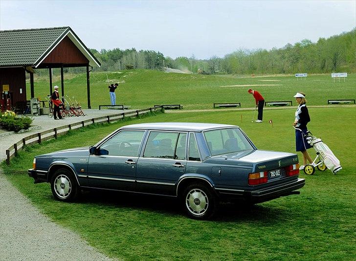 Volvo's 85 års jubilæum.  - VOLVO 760 SEDAN I PRODUKTION 1982-1990


Med 760-sedan, som blev lanceret i starten af 1982, sluttede Volvo sig til det beskedne antal producenter af prestigebiler med overlegen komfort og højtydende motorer. 

760 var en absolut bemærkelsesværdig bil, primært på grund af dens usædvanlige og noget vinkelrette design, der samtidig gav god plads indvendig. Sikkerhedsniveauet var suverænt, både i forhold til tidligere Volvoer og de fleste konkurrenter. 

"Basisversionen" af 760 GLE var udstyret med en videreudviklet udgave af den franske V6-motor, som tidligere havde været anvendt til 260 serien. Den blev senere suppleret med en meget hurtig, firecylindret turbomotor med intercooler og med en sekscylindret dieselmotor med intercooler, som takket være høj ydeevne og et lavt brændstofforbrug gav overlegen komfort på langture og var uden sidestykke på motorvejen. 

Den største forandring af 760 GLE-sedan fandt sted i 1987, da fronten blev ændret, og der blev lanceret en unik multi-link-bagaksel sammen med flere hundrede andre ændringer. Der var næsten tale om en helt ny bil.  billede 43